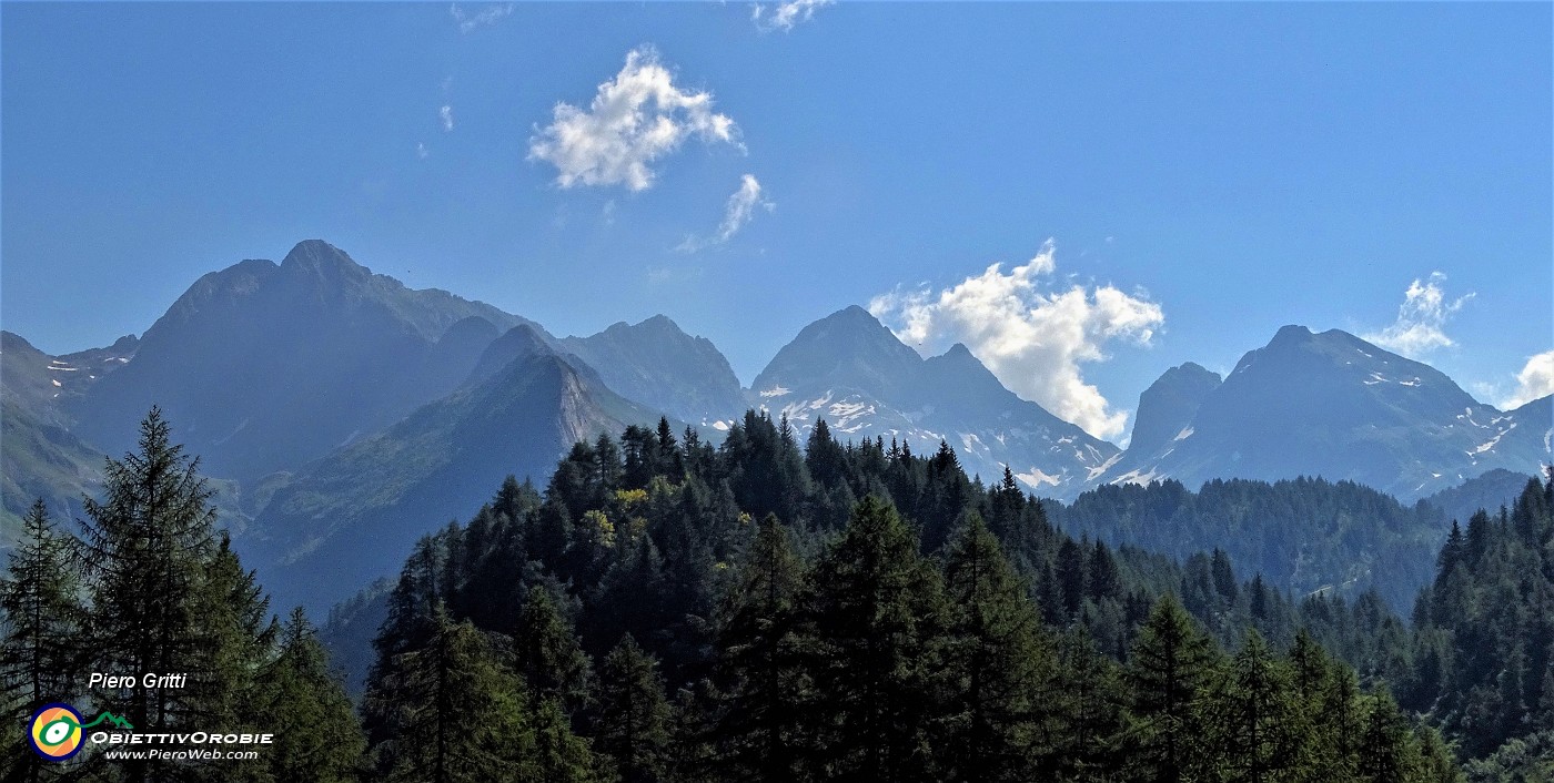 28 Vista verso le montagne del Calvi e del Longo.JPG -                                